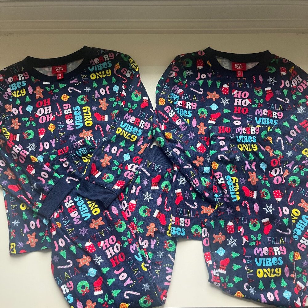 Holiday Pajamas Bundle Kids Size M (8)